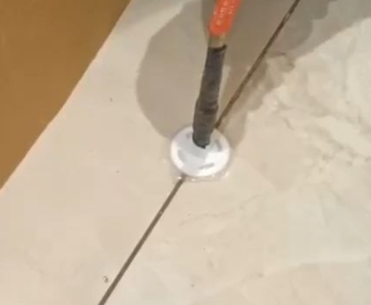 内蒙古瓷砖空鼓维修公司专业解答瓷砖在铺贴过程中，如果没有涂抹均匀到位的粘结材料（如水泥砂浆或瓷砖胶），可能会导致以下问题