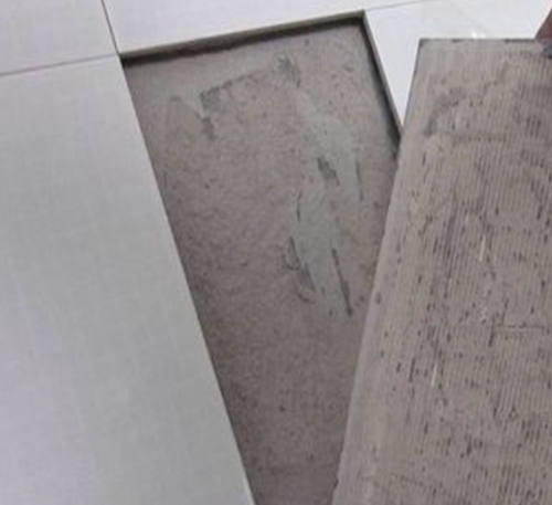 内蒙古瓷砖空鼓维修公司分享瓷砖铺贴时如果打浆（即涂抹在瓷砖背面和基层上的砂浆或瓷砖胶）过少，会带来以下问题